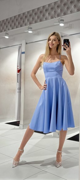 Sukienka midi ramiączka wiązanie błękit