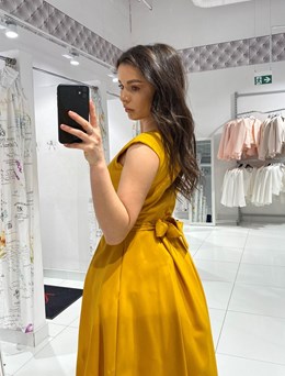 Sukienka asymetryczna z paskiem żółty