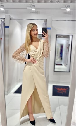 Sukienka długa ozdobne rękawy beż