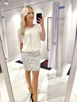 Sukienka krótka wiązany rękaw wzór biały haft