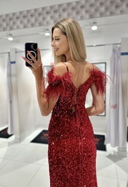 Sukienka długa cekiny opadający rękaw pióra bordo