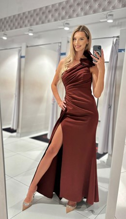 Sukienka długa asymetria ramię ozdoba czekolada