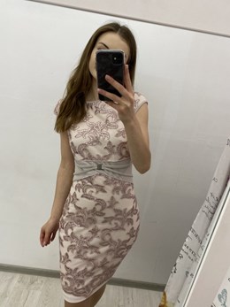 Sukienka krótka dopasowana wzór kwiaty brudny róż