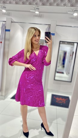 Sukienka midi rękaw metaliczny wzór fuksja