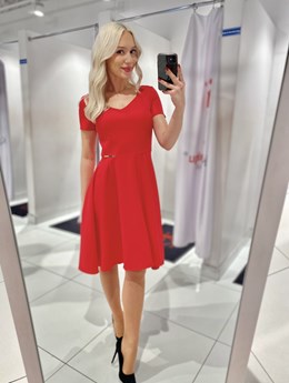 Sukienka krótka dłuższy tył połysk malina