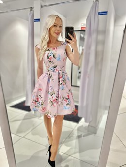 Sukienka krótka rozkloszowana kwiaty całość róż