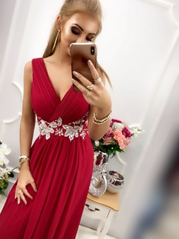 Sukienka długa z ozdobą z kamieniami bordo