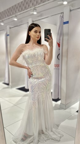 Sukienka długa rybka cekiny pióra biel