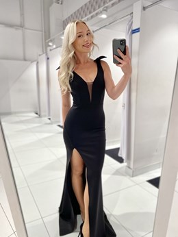 Sukienka długa dopasowana koraliki plecy czerń