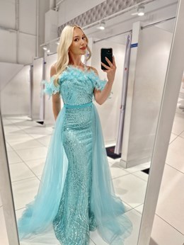 Sukienka długa cekinowa rybka pióra tiul mięta