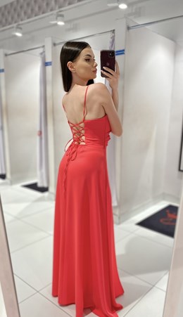 Sukienka długa wiązanie plecy połysk malina