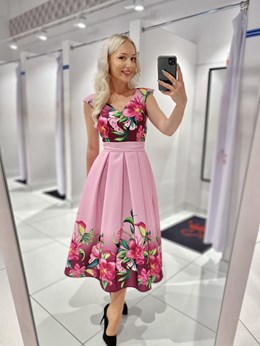 Sukienka midi rozkloszowana kwiaty fuksja