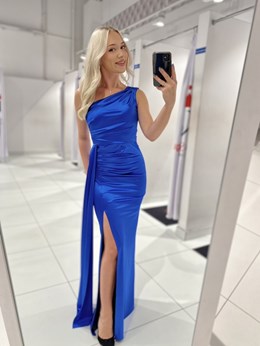 Sukienka długa na jedno ramię chaber