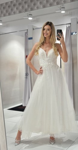 Sukienka długa ramiączka zdobienia koronka biel