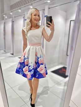 Sukienka krótka rozkloszowana kwiaty biel/granat