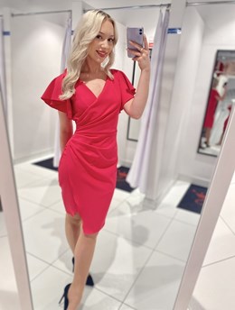 Sukienka krótka dopasowana falbana rękaw malina