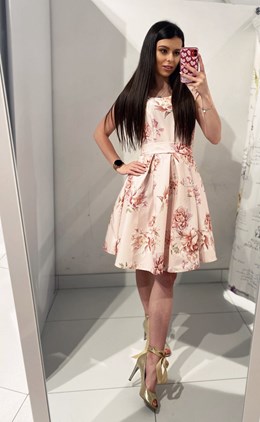 Sukienka krótka kwiaty całość pudrowy róż