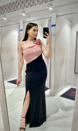 Sukienka długa asymetria ozdoba róż/czerń