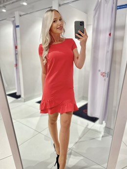 Sukienka krótka z falbanką malina