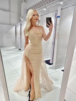 Sukienka długa cekinowa wiązanie tren holo beż