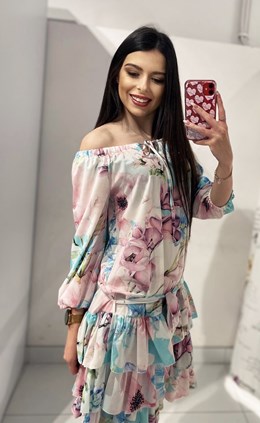 Sukienka krótka falbanka dłuższy rękaw kwiaty