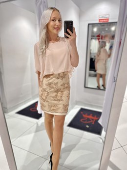 Sukienka krótka koronka krzyż plecy róż