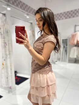 Krótka sukienka koronka falbany dół łososiowy