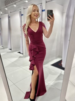 Sukienka długa falbana koraliki ramiona śliwka