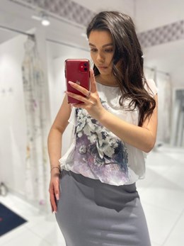 Sukienka krótka motylek rękawek kwiaty biel/szary