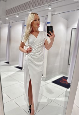 Sukienka długa dopasowana falbana rękaw biel