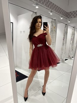 Sukienka krótka opadające ramiona tiul bordo