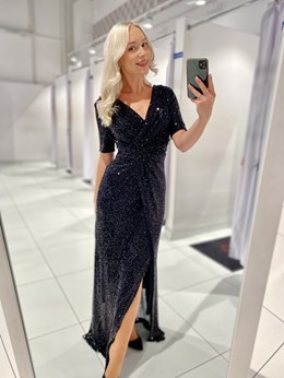 Sukienka długa cekiny rękawek V dekolt czerń