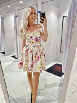 Sukienka krótka opadające ramiona wzór kwiaty