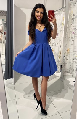 Sukienka krótka opadające ramiona materiał jeans